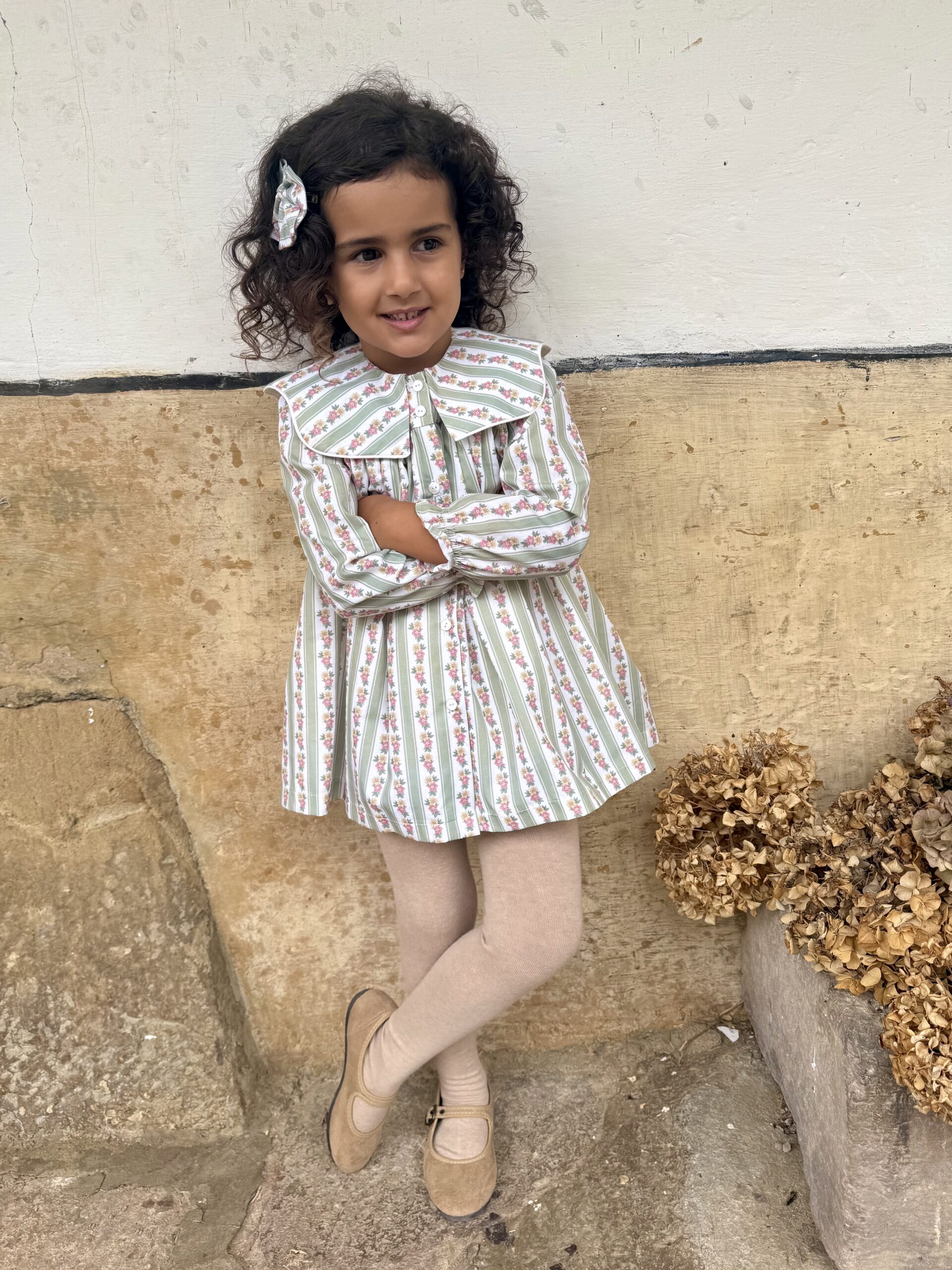 Vestido Eloise de niña con puño de volante, ropa infantil hecha a mano