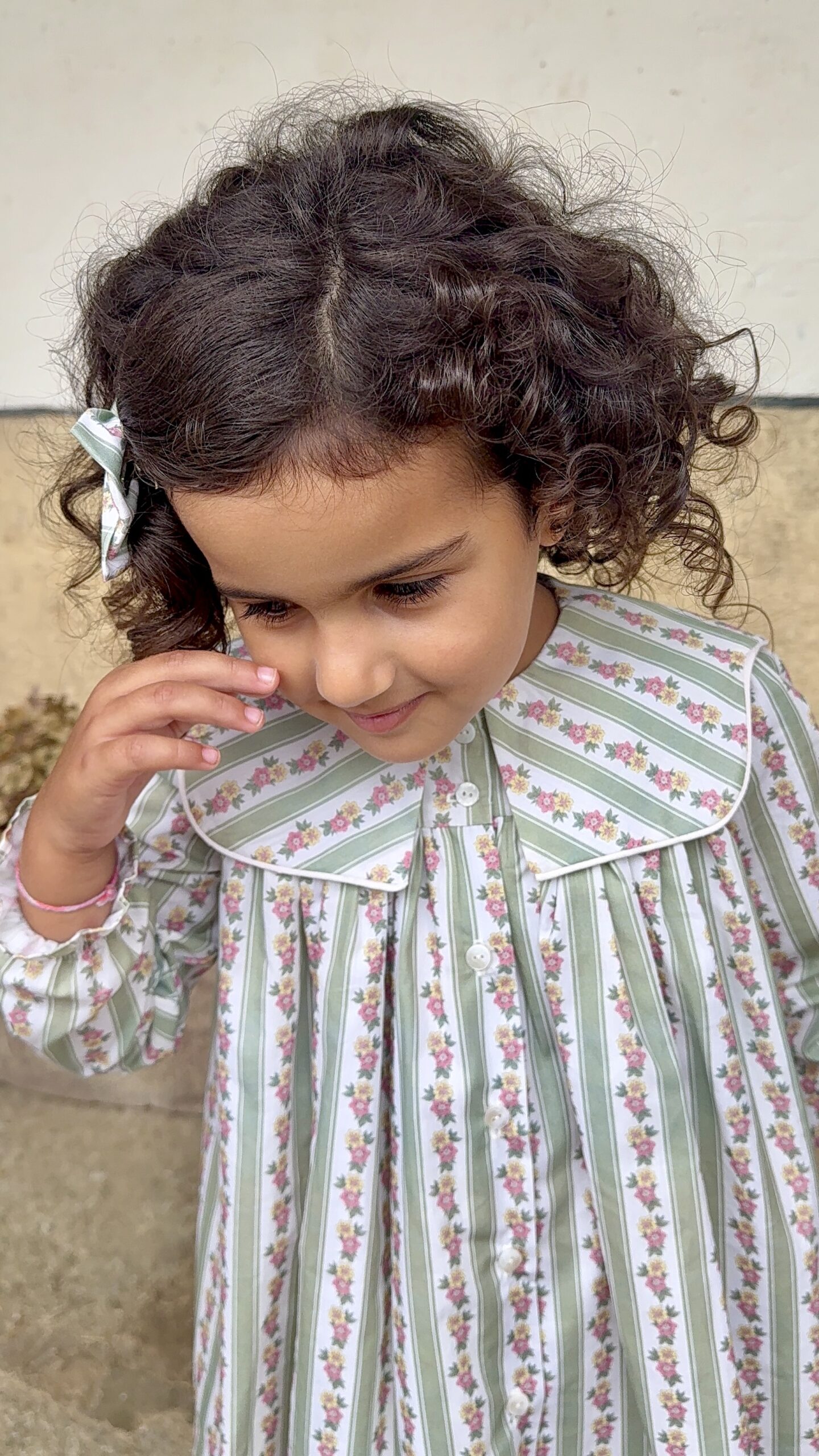 Vestido infantil Eloise con doble botonadura, delante o detrás