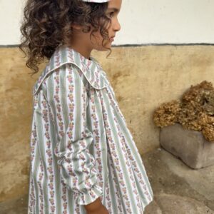 Vestido de niña Eloise a rayas verde salvia con flores rosas, hecho a mano en España