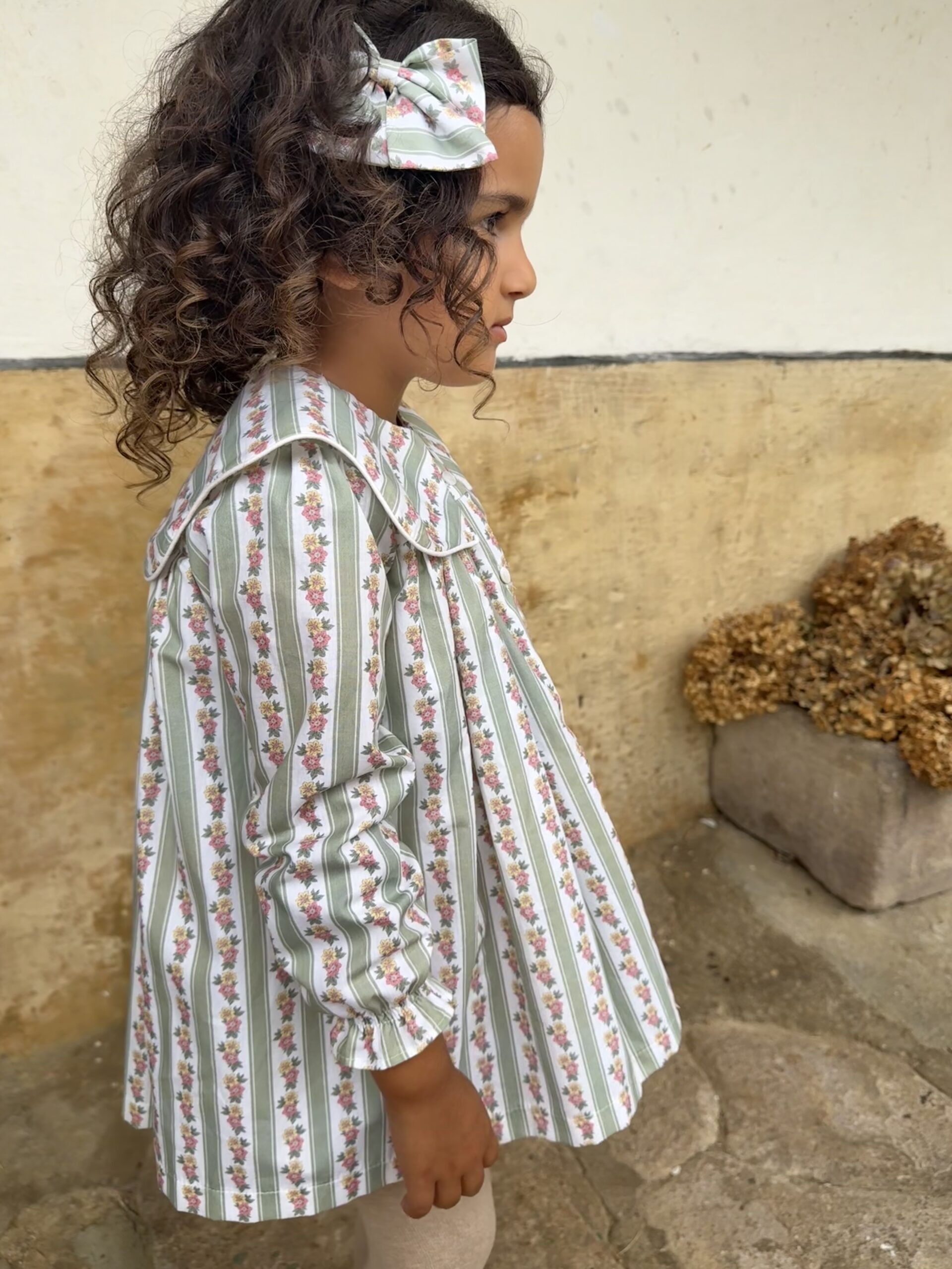 Vestido de niña Eloise a rayas verde salvia con flores rosas, hecho a mano en España