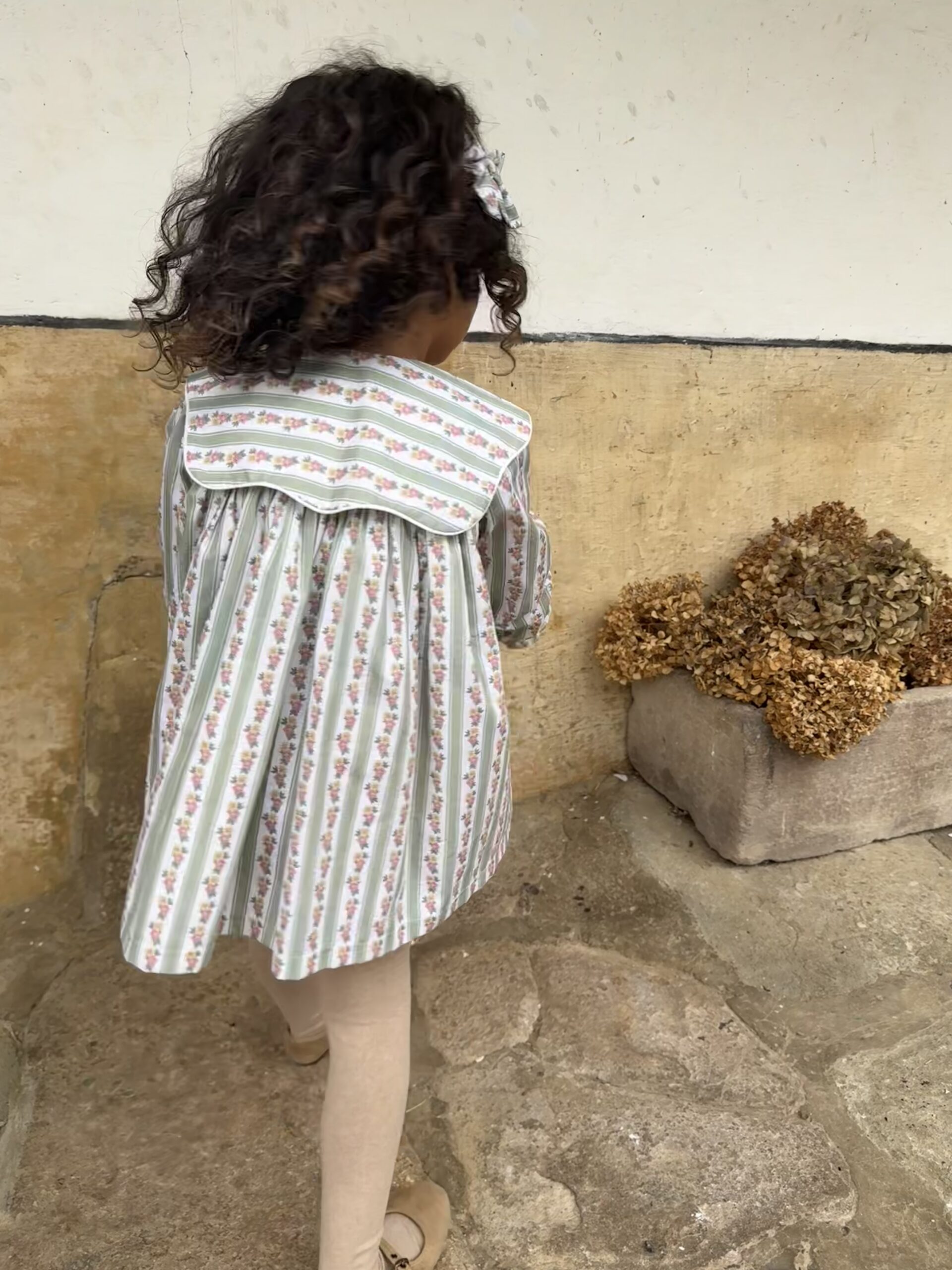 Vestido de rayas verde salvia con estampado floral menudo en rosa, colección Eloise