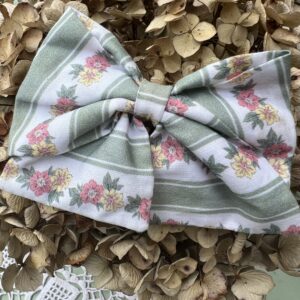 Lazo de pelo Eloise a rayas verde salvia con flores rosas y amarillas, hecho a mano en España