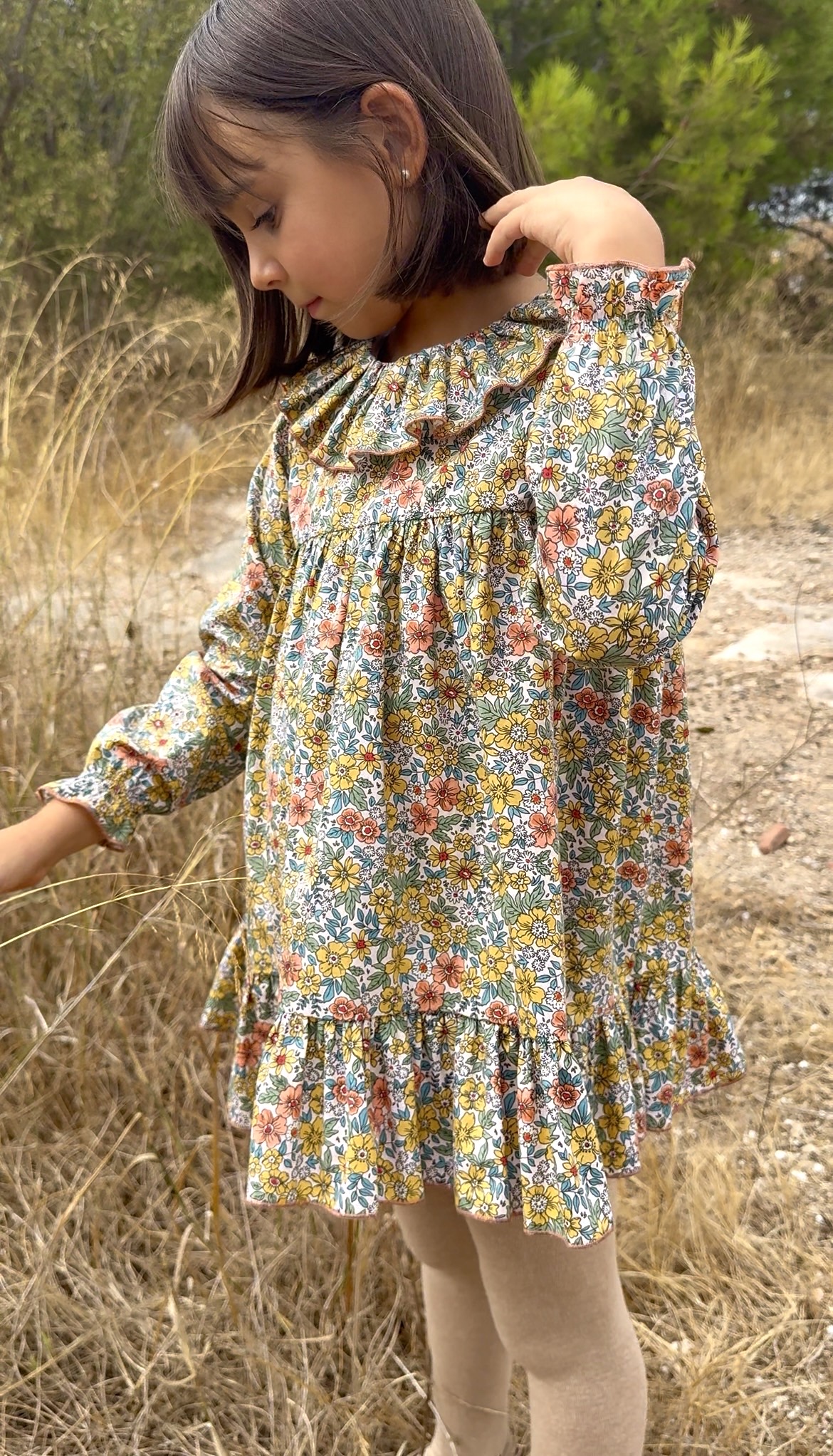 Vestido Evelyne de niña con cuello de volante amplio sobre canesú