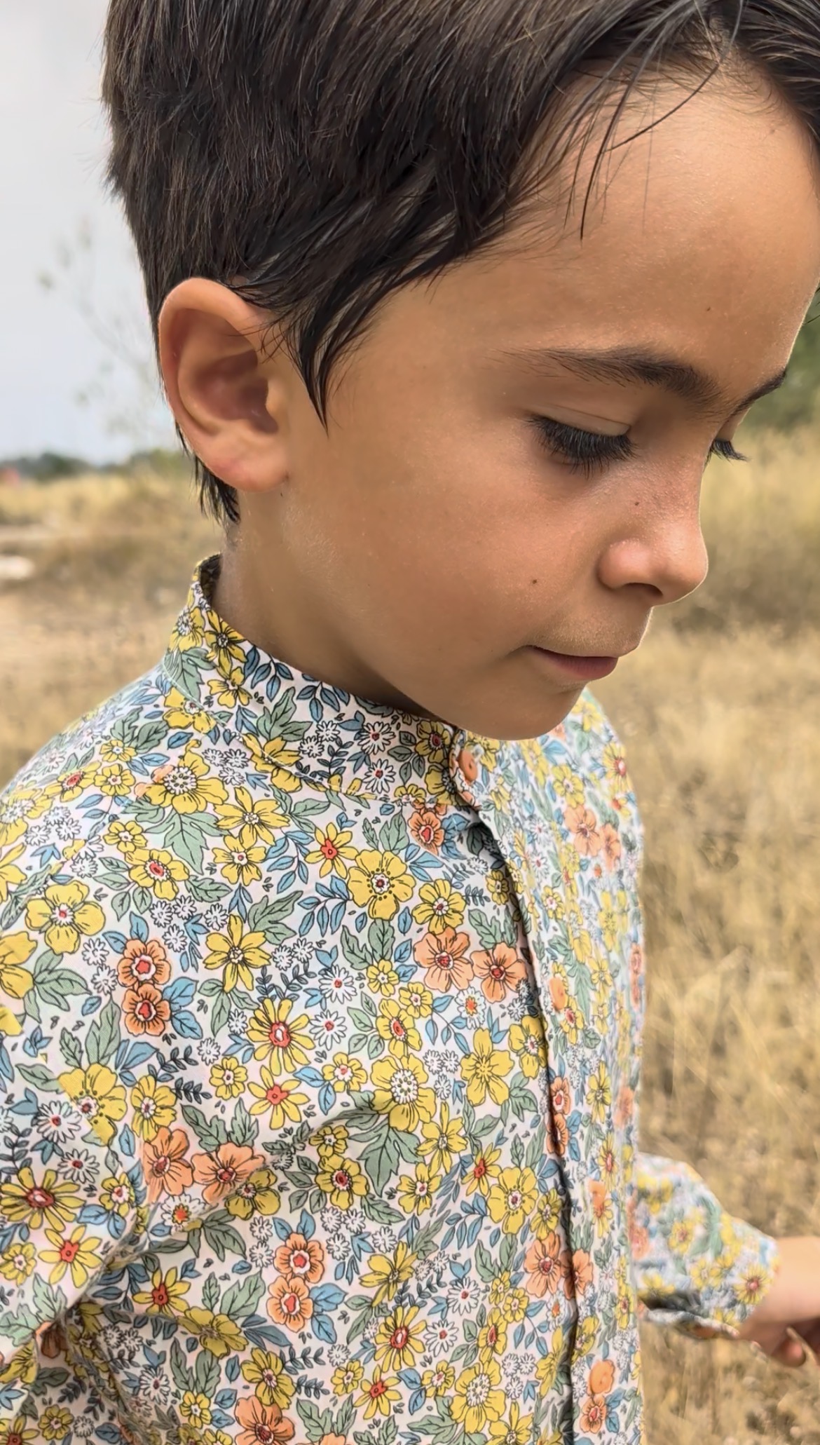 Camisa de niño Evelyne con estampado floral menudo en mostaza, rosa y azul
