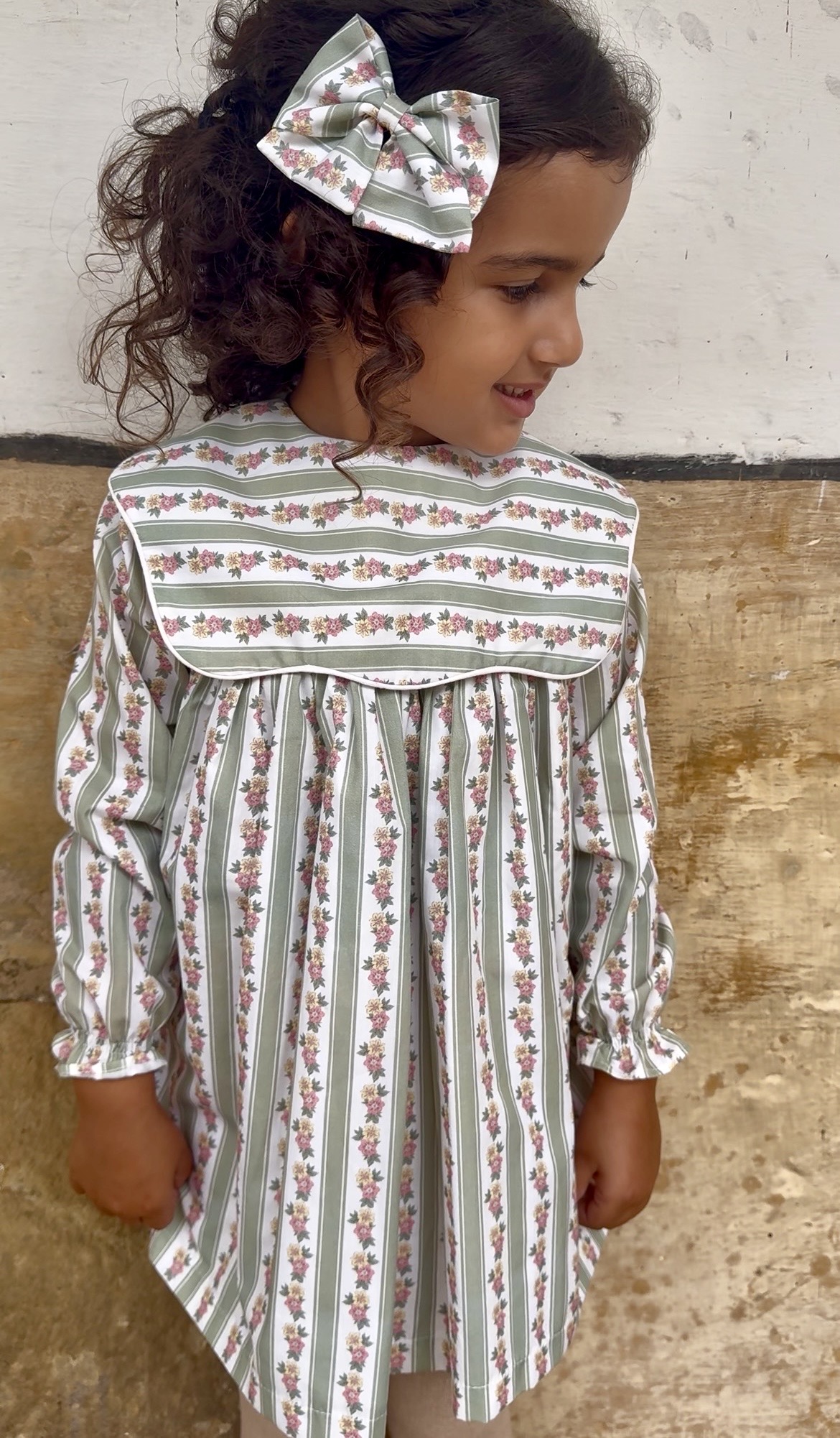 Vestido Eloise de niña con cuello de volante y manga larga, moda infantil artesanal