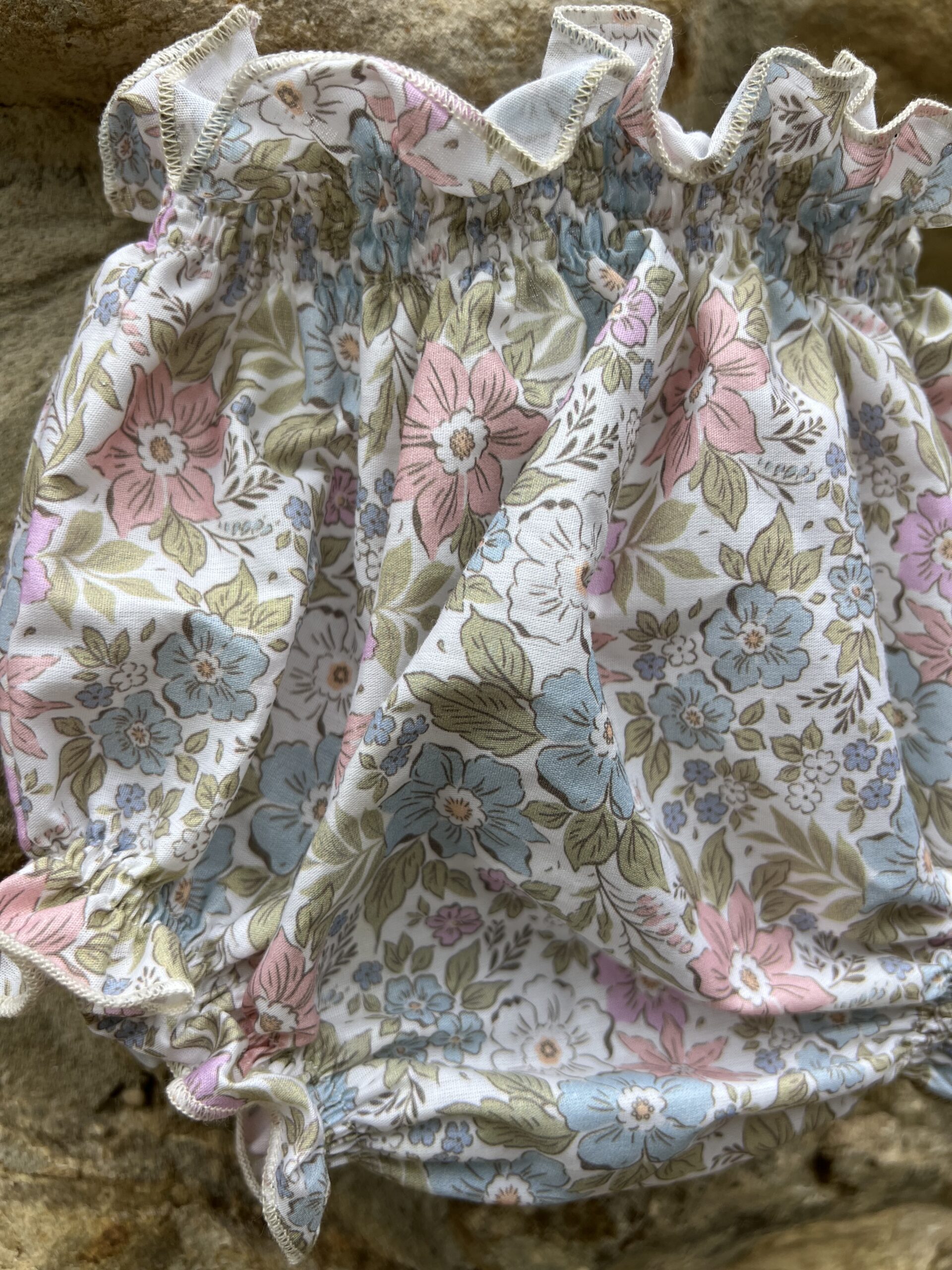 Cubrepañal Elodie de bebé hecho a mano, perneras con volante y estampado floral