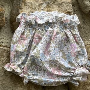 Cubre Elodie de bebé con estampado liberty de flores y volante de puntilla en la cintura