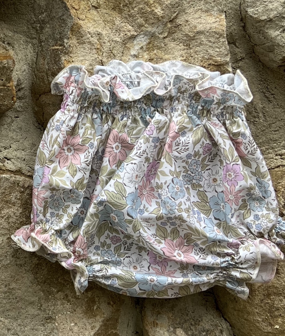 Cubre Elodie de bebé con estampado liberty de flores y volante de puntilla en la cintura